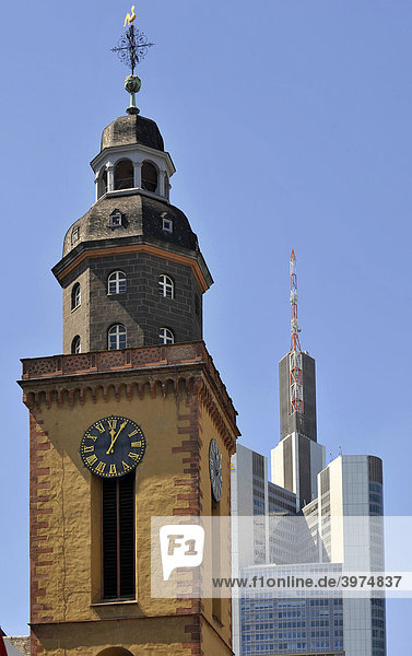 Turm der Katharinenkirche vor Commerzbank Tower  Frankfurt am Main  Hessen  Deutschland  Europa