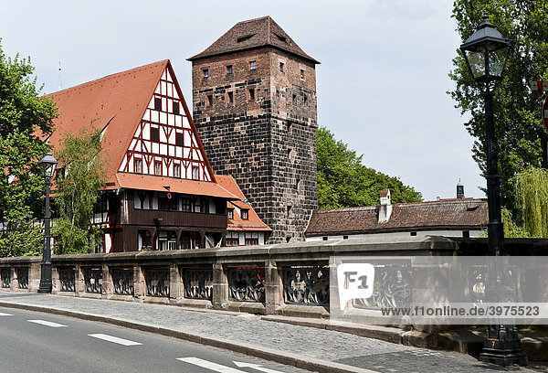 Pegnitz mit Maxbrücke  Weinstadel  Henkerturm  Henkersteg vor historischer Altstadt  Nürnberg  Franken  Bayern  Deutschland  Europa