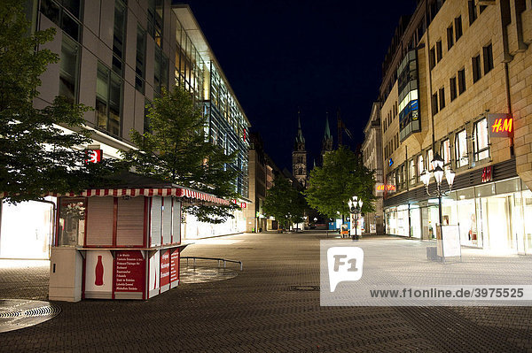 Schaufenster in der Innenstadt bei Nacht  Nürnberg  Franken  Bayern  Deutschland  Europa
