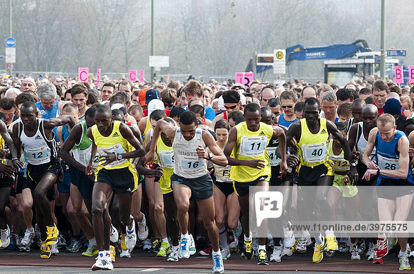 Sabrina Mockenhaupt  Mitte  zw. 16+11  spätere Siegerin der Frauen  Bernard Kipyego aus Kenia  5  links von 16  Sieger  beim Start des Halbmarathon mit über 25.000 Läufern und Rollstuhlfahrern  Berlin  Deutschland  Europa