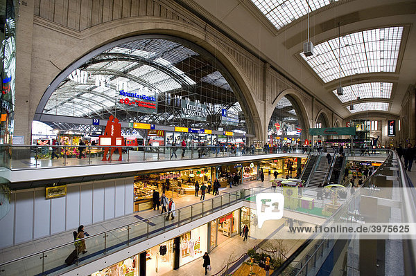 Leipzig Hauptbahnhof mit Einkaufspassage  Leipzig  Deutschland  Europa