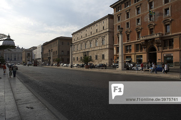 Via della Conciliazione Kuppel des Petersdoms Rom Latium Italien Vatikanstaat Europa