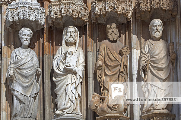 Figurengruppe an der Mosteiro de Santa Maria da VitÛria  Kloster von Batalha  Leiria  Portugal  Europa