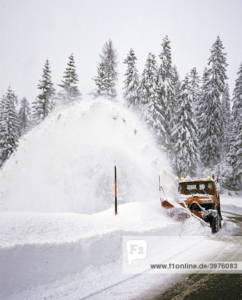 Verschneite Winterlandschaft  Neuschnee  Schneefräse im Einsatz  Winterdienst