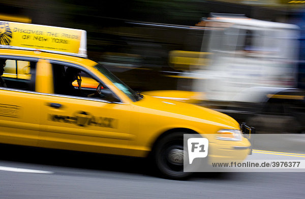 Taxi in Fahrt  Manhattan  New York City  USA