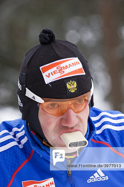Biathlet beim Training Herren  mit Luftwärmer im Mund um seine Bronchien vor Kälte zu schützen  Biathlon Weltcup  Oberhof 2009  Thüringen  Deutschland  Europa