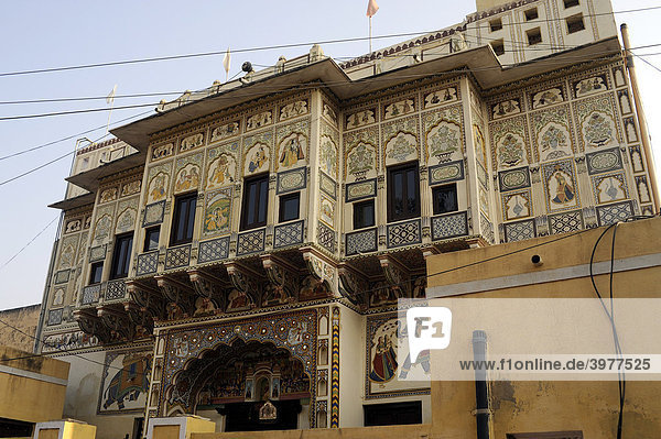 Bemalte Fassade eines Kaufmannshauses  Haveli  Mandawa  Region Shekhawati  Rajasthan  Nordindien  Indien  Südasien  Asien