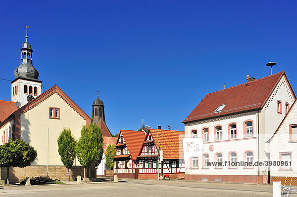 Rathausplatz mit evangelischer Pfarrkirche und katholischer Kirche Sankt Remigius  Neuburg am Rhein  Pfalz  Rheinland-Pfalz  Deutschland  Europa