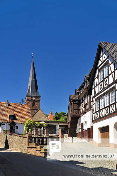 Fachwerkensemble mit Turm der Wehrkirche  Dörrenbach  Naturpark Pfälzerwald  Pfalz  Rheinland-Pfalz  Deutschland  Europa