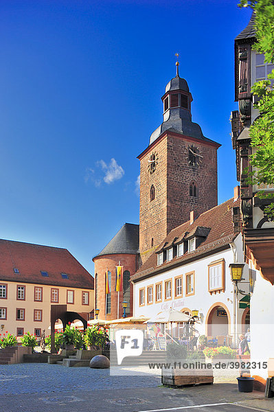 Rathausplatz mit Stadtkirche  Annweiler  Naturpark Pfälzerwald  Pfalz  Rheinland-Pfalz  Deutschland  Europa