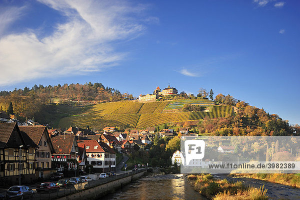 Fluss Murg mit Schloss Eberstein und Ortsbild  Gernsbach Obertsrot  Schwarzwald  Baden-Württemberg  Deutschland  Europa