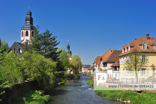 Altstadt mit Fluss Alb  Rathausturm und Turm der Sankt Martinskirche  Ettlingen  Schwarzwald  Baden-Württemberg  Deutschland  Europa