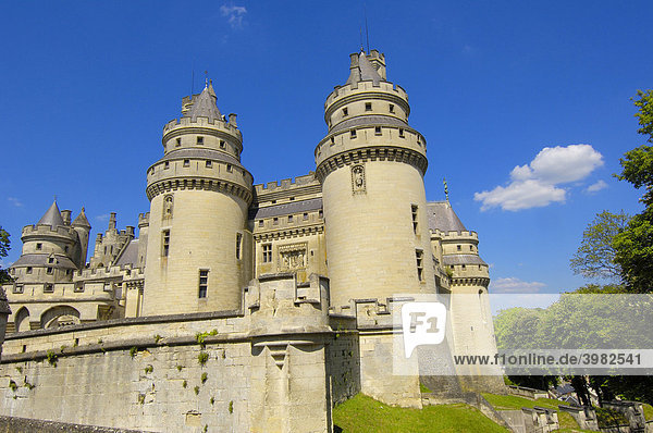 Schloss Chateau de Pierrefonds  14. Jahrhundert  Region Picardy  Frankreich  Europa