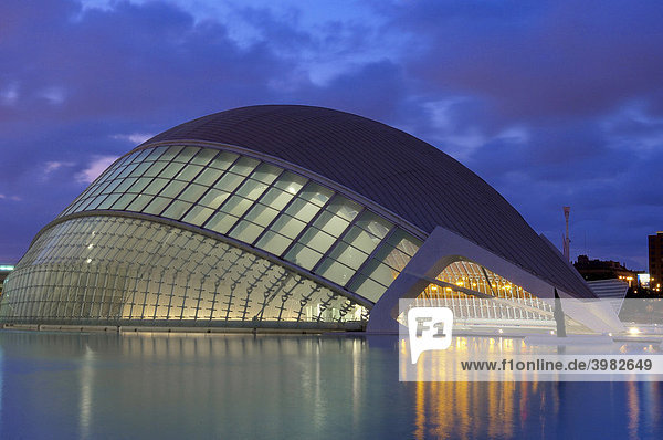 L'HemisfËric in der Abenddämmerung  von S. Calatrava  Stadt der Künste und Wissenschaften  Comunidad Valenciana  Valencia  Spanien  Europa