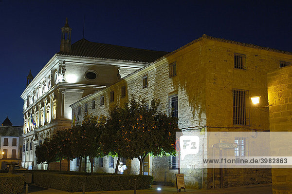 Palacio de las Cadenas an der Plaza V·zquez de Molina in der Dämmerung _beda Provinz JaÈn Andalusien Spanien Europa