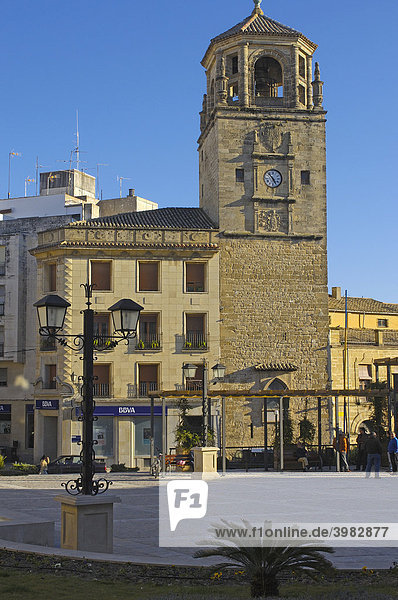 Uhrturm an der Plaza de AndalucÌa  _beda  Provinz JaÈn  Andalusien  Spanien  Europa