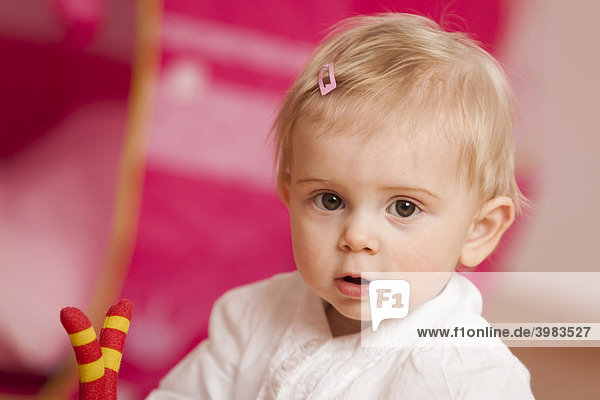Kleines Mädchen  1-jährig  Portrait vor pinkfarbenem Spielzelt