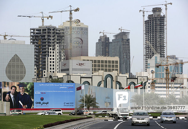 Neubau  Bauboom neuer Hochhäuser  Hochhausviertel am Nordufer der Corniche  Doha  Katar