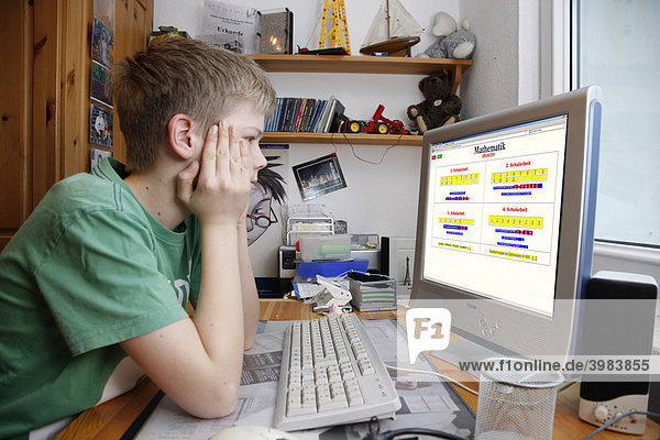 Junge  13 Jahre alt  arbeitet mit seinem Computer zuhause  Mathematik Lernprogramm
