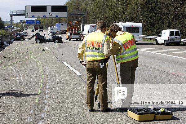 Verkehrsunfall mit 5 Verletzten auf der Autobahn A1 beim Kreuz Leverkusen  Nordrhein-Westfalen  Deutschland  Europa