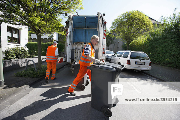 Müllabfuhr  Abfalltonnen von privaten Haushalten werden entleert  Gelsendienste  Stadtwerke in Gelsenkirchen  Nordrhein-Westfalen  Deutschland  Europa