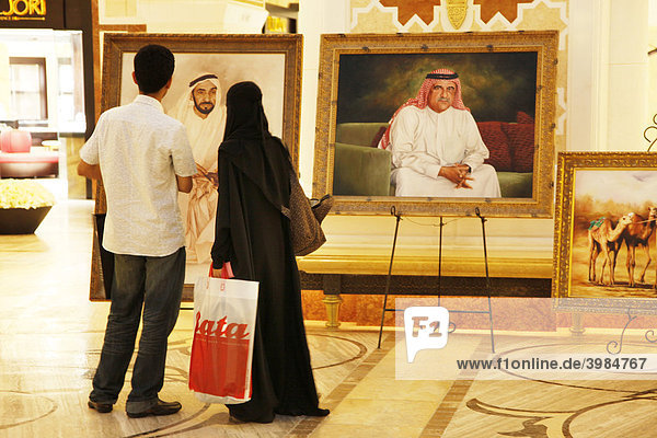 Gemäldeausstellung mit Bildern der Herrscherfamilie von Dubai im Goldsouk im Einkaufszentrum Dubai Mall  Dubai  Vereinigte Arabische Emirate  Naher Osten