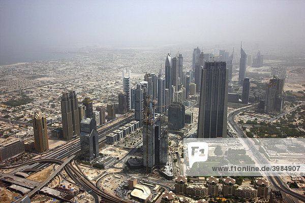Blick vom Burj Dubai auf die Skyline der Häuser an der Sheikh Zayed Road  Downtown Dubai  Vereinigte Arabische Emirate  Naher Osten