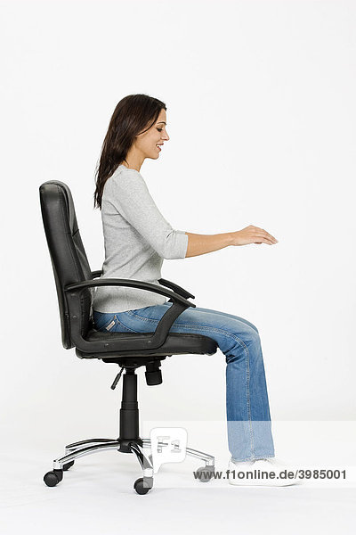 Frau auf Bürostuhl  richtige Körperhaltung zur Vorbeugung von Rückenbeschwerden