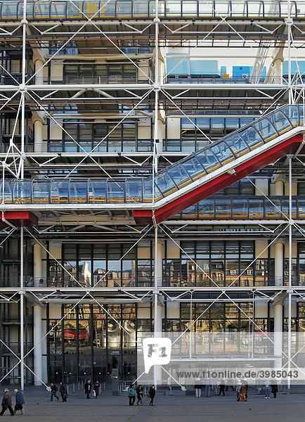Eingang des Centre Pompidou  Glasfassade mit Stahlkonstruktion  Paris  Frankreich  Europa
