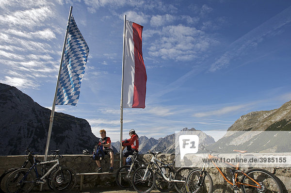 Mountainbike riders  male and female  taking a break at Karwendelhaus  alpine club house  Scharnitz  Tyrol  Austria  Europe