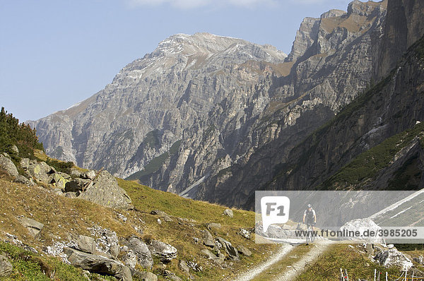 Mountainbike-Fahrer an der Karalm im Pinnistal  Tirol  Österreich