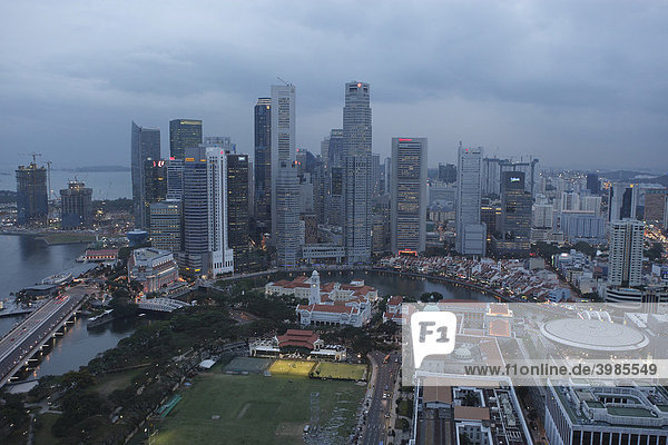 Blick von oben auf das Bankenviertel  vorne der Cricket Club  Singapore River und Boat Quay  Skyline  Singapur  Südostasien