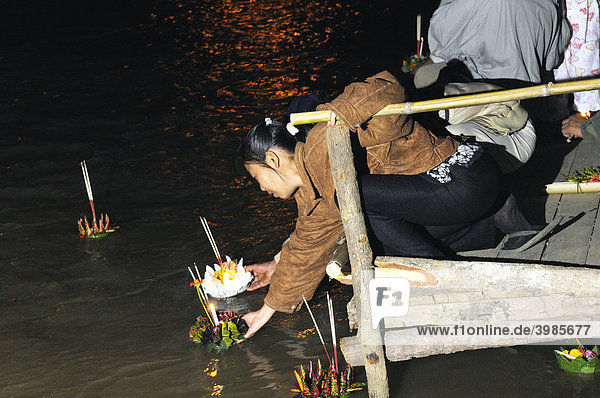 Loi Krathong Lichterfest am Yuam Fluss  Menschen setzen kleine Flöße  Krathongs  in den Fluss  Mae Sariang  Thailand  Asien