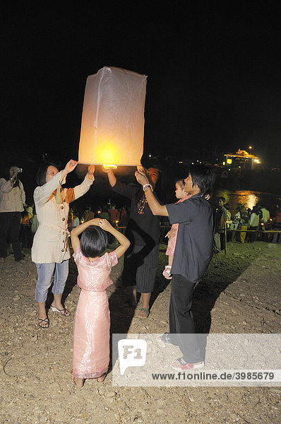 Loi Krathong Lichterfest am Yuam Fluss  Menschen lassen Heißluftballons in den Himmel steigen  Mae Sariang  Thailand  Asien