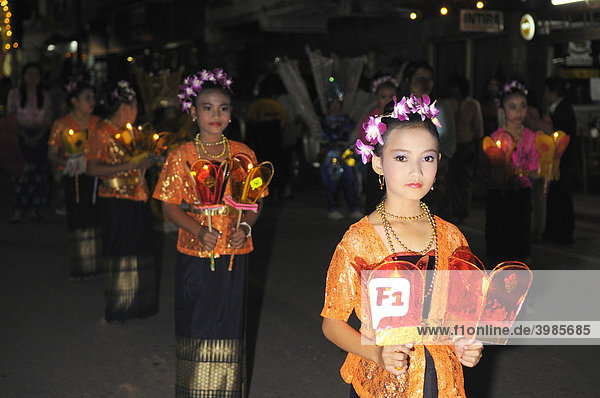 Loi Krathong Lichterfest  Umzug mit Motivwagen und Kostümen durch die Innenstadt  Mae Sariang  Thailand  Asien
