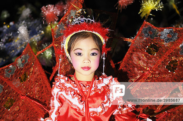 Loi Krathong Lichterfest  Umzug mit Motivwagen und Kostümen durch die Innenstadt  Mae Sariang  Thailand  Asien