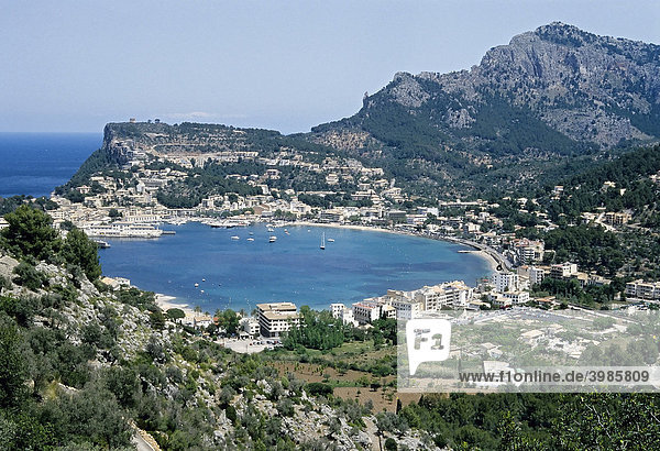 Kreisrunde Bucht von Puerto de SÚller  Mallorca  Balearen  Spanien  Europa