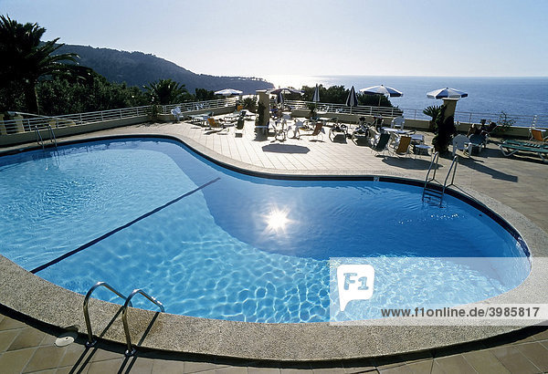 Pool mit Sonnenreflex  Blick aufs Meer  Hotel Costa d'Or  Dei‡  Serra de Tramuntana  Mallorca  Balearen  Spanien  Europa
