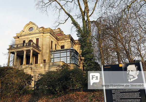 Historische Villa Josef Thyssen  Informationstafel mit Porträt  Mühlheim an der Ruhr  Nordrhein-Westfalen  Deutschland  Europa