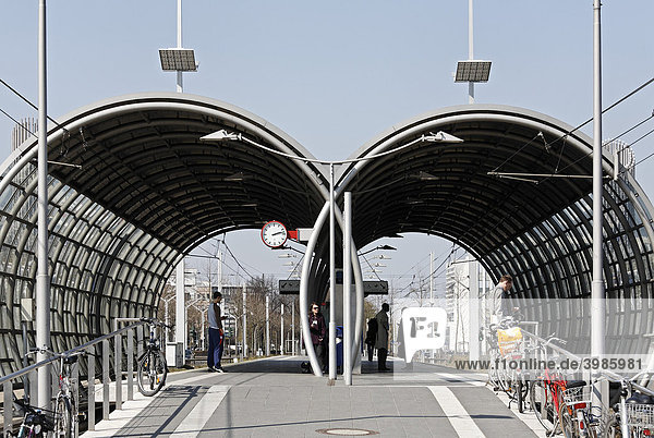 Moderne Straßenbahnstation  Doppelröhre  Olof-Palme-Allee  Bonn  Nordrhein-Westfalen  Deutschland  Europa