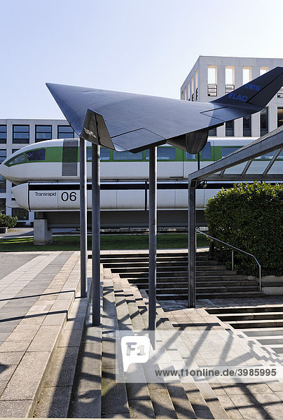 Deutsches Museum Bonn  futuristisches Flugzeugmodell und Transrapid 06 vor dem Eingang  Nordrhein-Westfalen  Deutschland  Europa