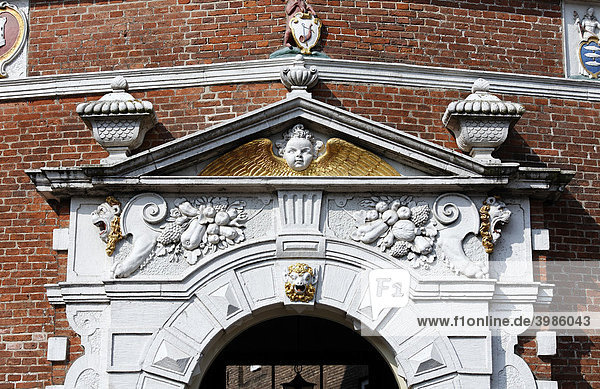 Reich geschmücktes Portal im Renaissance-Stil  Stadtpalais aus dem 17. Jh  Hoorn  Provinz Nordholland  Niederlande  Europa
