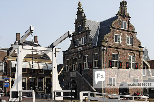 Zugbrücke und ehemaliges Rathaus aus dem 17. Jh.  De Rijp bei Alkmaar  Provinz Nordholland  Niederlande  Europa