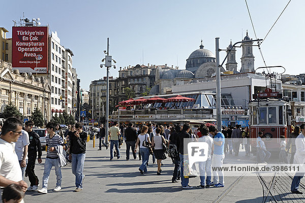 Taksim-Platz  historische Straßenbahn  viele Menschen unterwegs  Beyoglu  Istanbul  Türkei