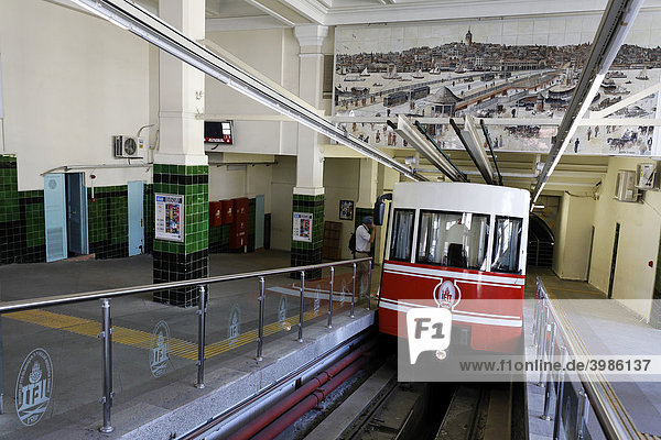 Tünel  unterirdische Standseilbahn  zweitälteste U-Bahn der Welt  moderner Wagen  Bahnhof Istiklal Caddesi  Beyoglu  Istanbul  Türkei