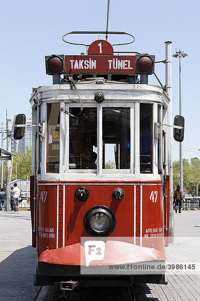 Historische Straßenbahn Taksim-Tünel  Istiklal Caddesi  Unabhängigkeitsstraße  Beyoglu  Istanbul  Türkei