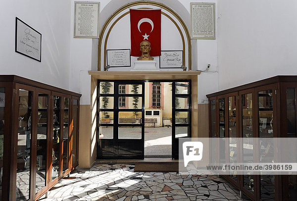 Eingang zur Armenischen Schule in Beyoglu  Fahne und Atatürk-Büste über der Tür  Schränke mit Pokalen  Istanbul  Türke