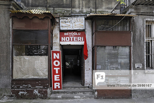Eingang zu einer Notar-Kanzlei heruntergekommenes Hinterhofgebäude Istiklal Caddesi Unabhängigkeitsstraße Beyoglu Istanbul Türkei