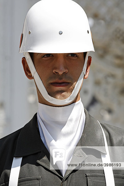Junger Wachsoldat mit weißem Helm und Seidenhalstuch  Porträt  Dolmabahce-Palast  Sultanspalast aus dem 19. Jh.  Beskitas  Istanbul  Türkei