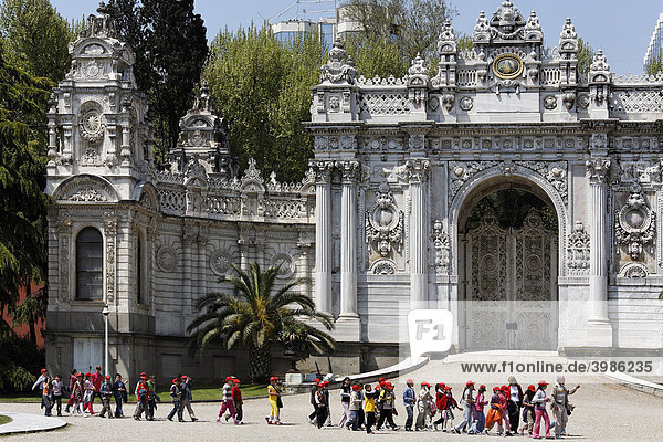 Gruppe von Schulkindern marschiert am Sultanstor vorbei  Dolmabahce-Palast  Sultanspalast aus dem 19. Jh.  Besiktas  Istanbul  Türkei